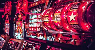 Antarmuka aplikasi mobile alamatbet menampilkan meja blackjack live-dealer dengan dealer profesional