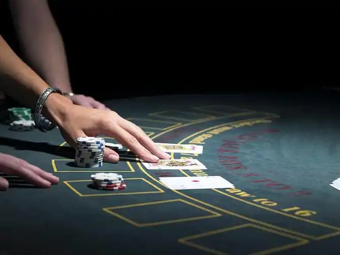 Meja roulette Evolution Gaming dengan layar interaktif untuk penempatan taruhan
